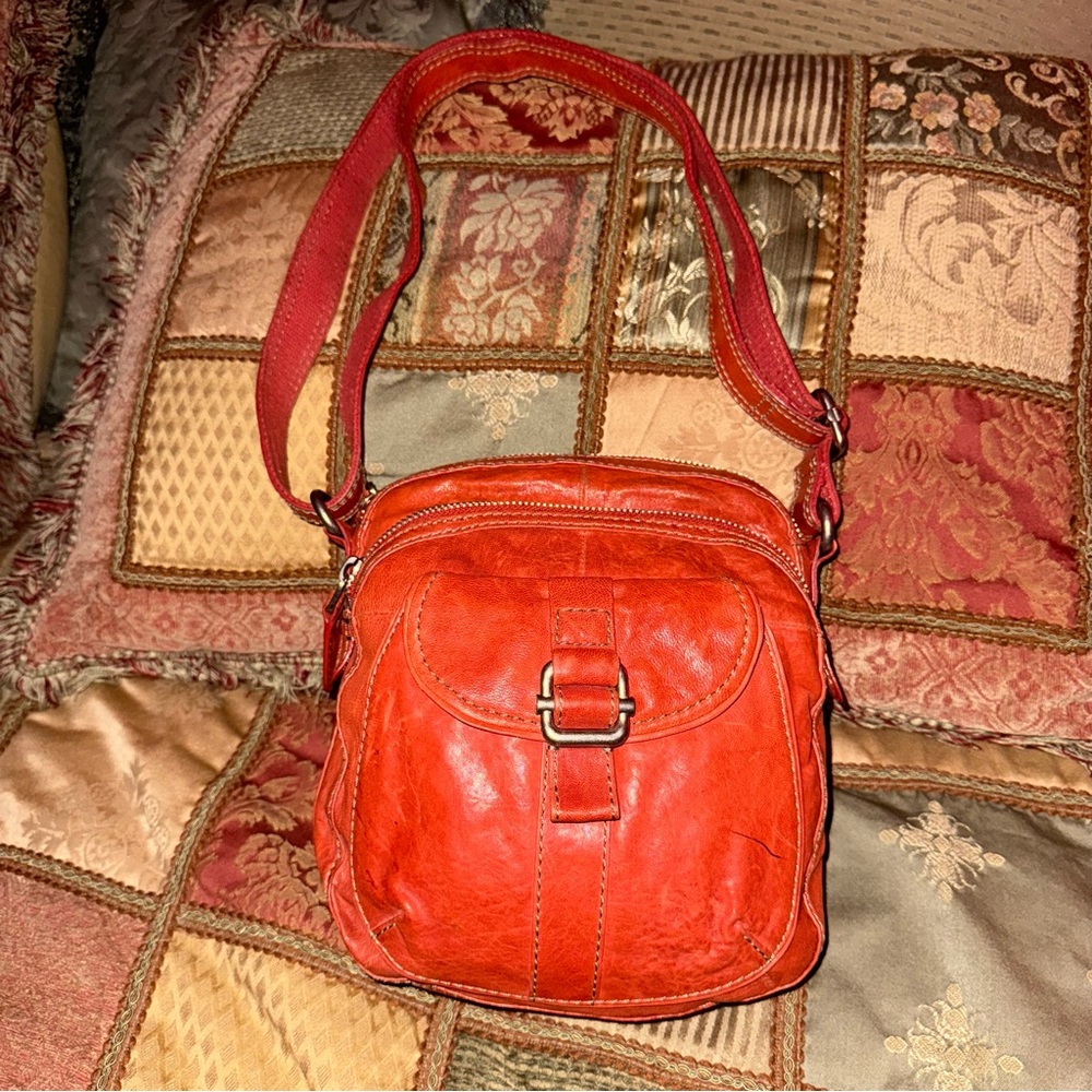 Beautiful Fossil Red/Orange crossbody w/2 top zippers front & back pockets